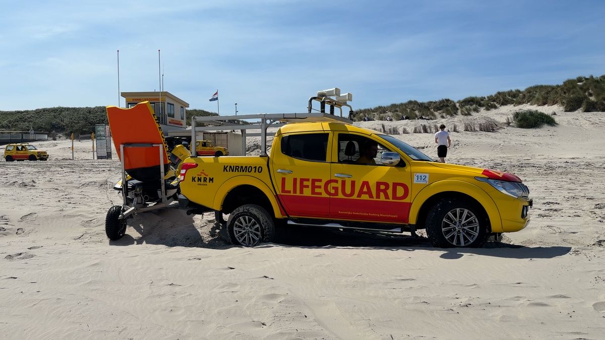KNRM redt zestien schoolkinderen uit het water op Ameland