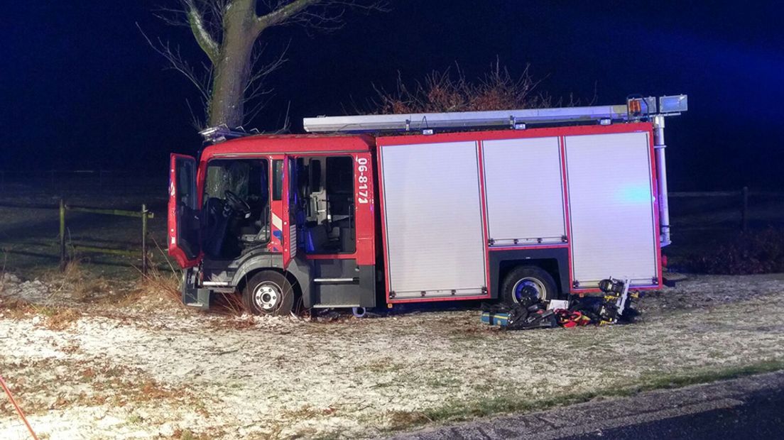Bij een verkeersongeval op de N346 bij Lochem is een brandweerwagen van de weg gegleden. 'Het is daar echt spekglad', zegt een woordvoerder van de brandweer. Twee brandweermannen zijn naar het ziekenhuis gebracht.