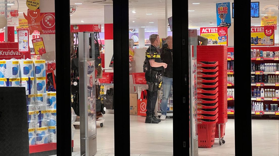 Politie in de winkel in de Haarlemmerstraat