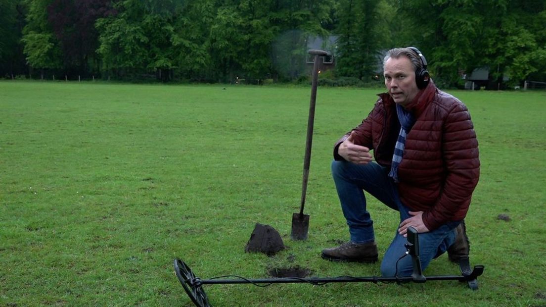 Han Mostert bij het gat waar hij de ring vond.