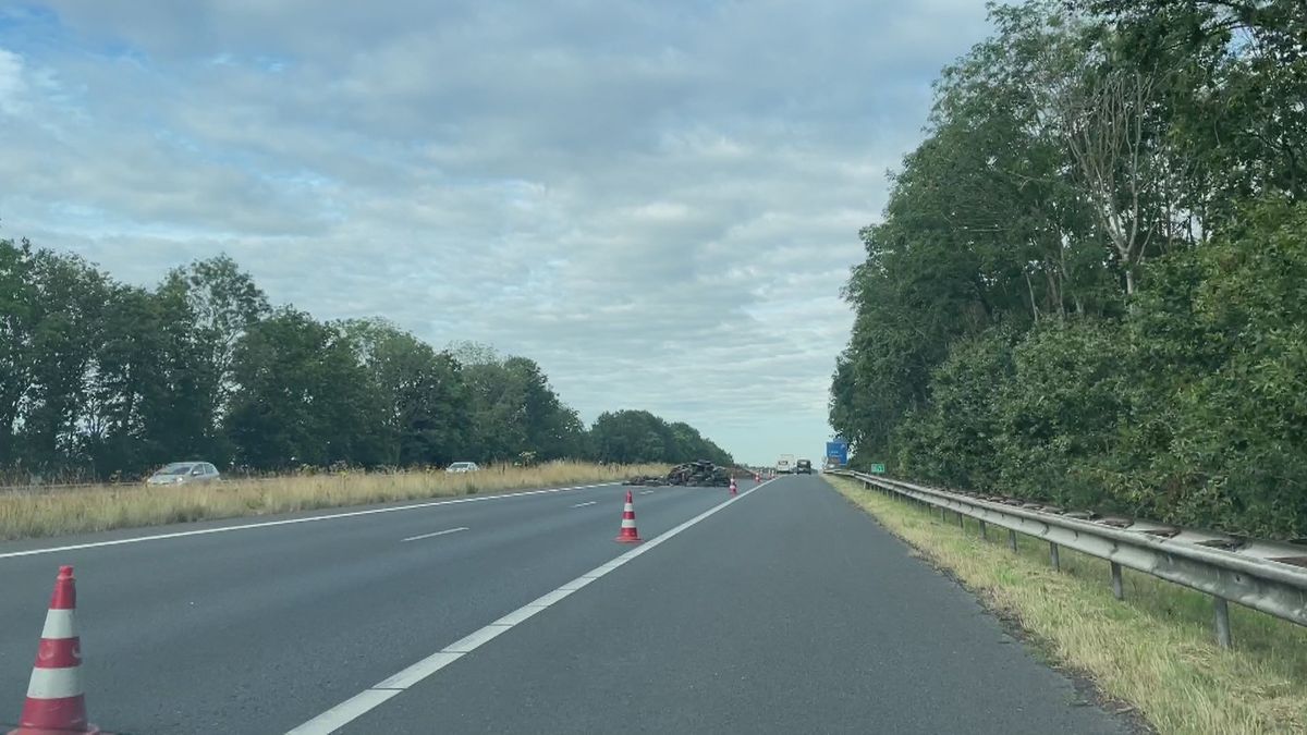 Bulten autobanden en zand op de A7 bij Midwolde en tankstation Oude Riet