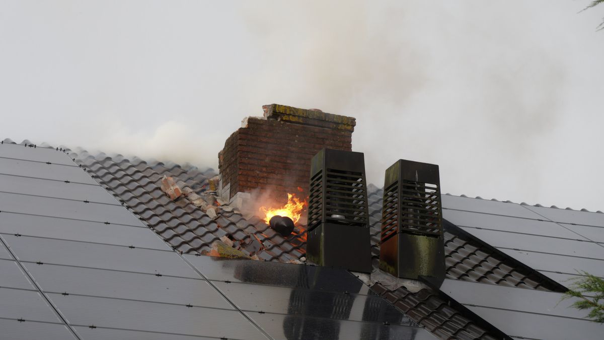 Blikseminslag, brand en ingestort plafond: onweersbuien zorgen voor problemen