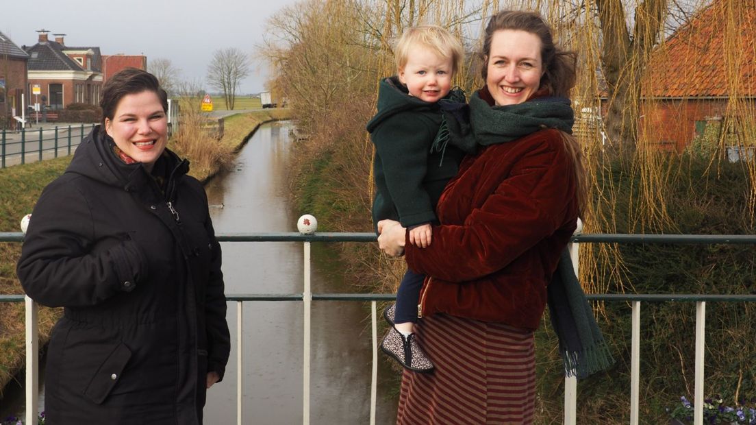 Isa Veenstra (rechts) met haar zoontje Mingus. Links Geertje Broersma, die de brief aan de gemeente ook ondertekende.