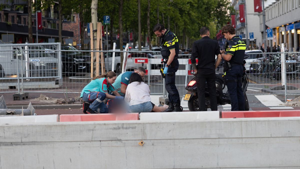 Scooterrijder botst op hek wegwerkzaamheden | File op A16 richting Rotterdam