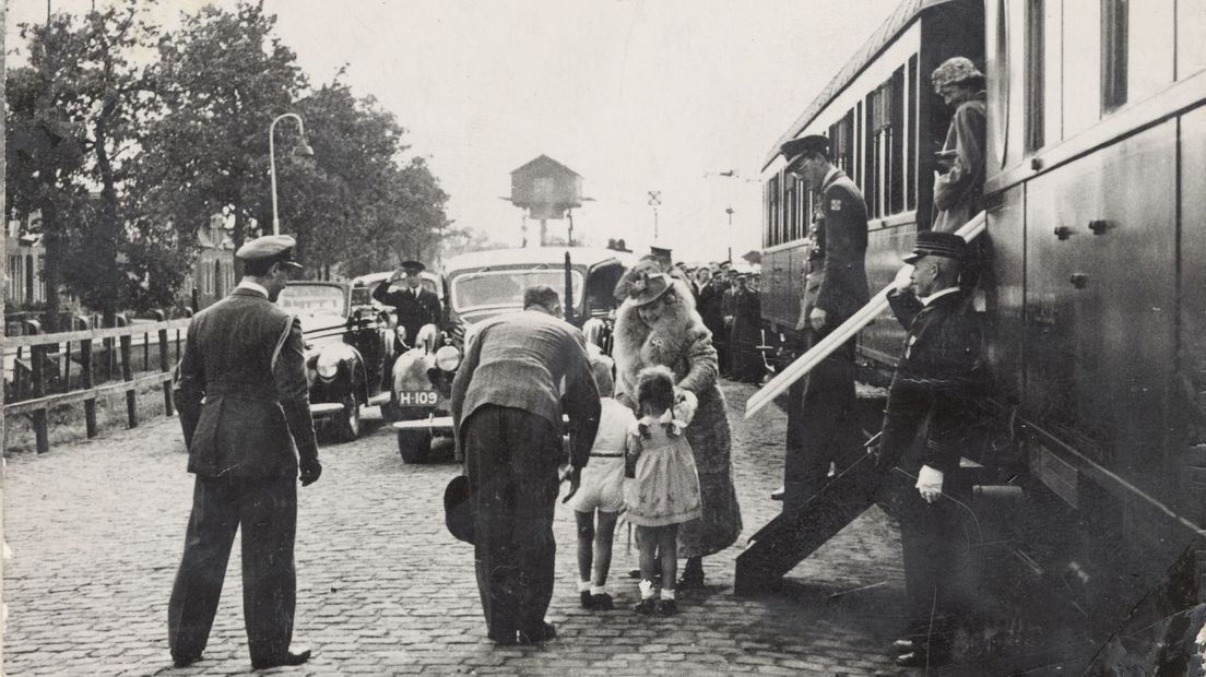 Station Assen, augustus 1946: Kees Faber mag koningin Wilhelmina een bosje bloemen aanbieden (Rechten: Collectie: familie Faber)