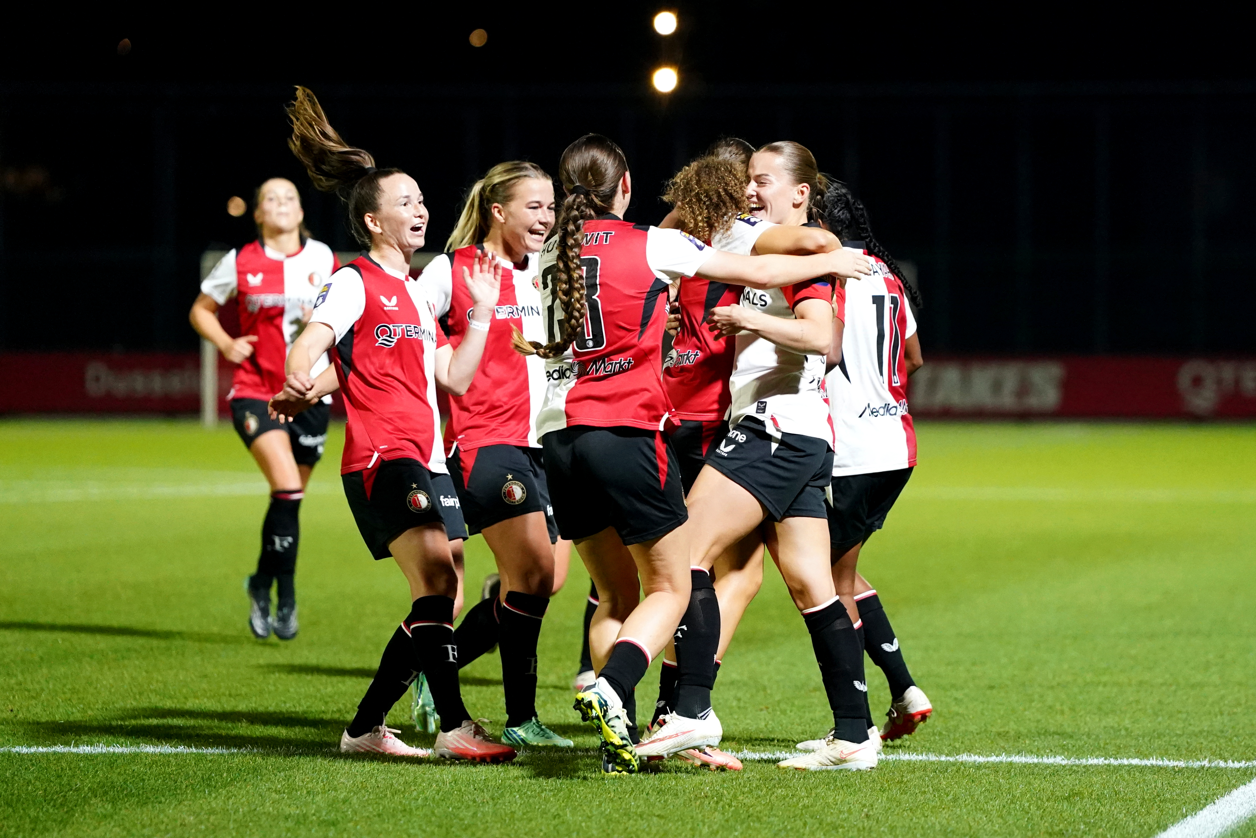 Feyenoord Vrouwen juichend na de 4-1 van Fleur Stoit.