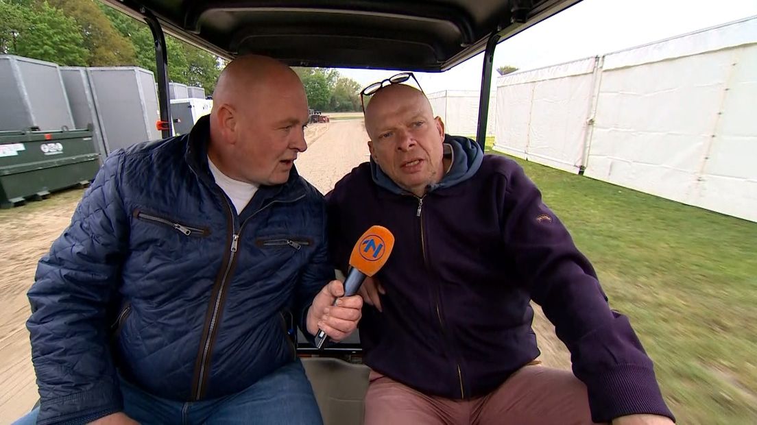 Verslaggever Ronald Niemeijer in gesprek met organisator Diederik van der Meide