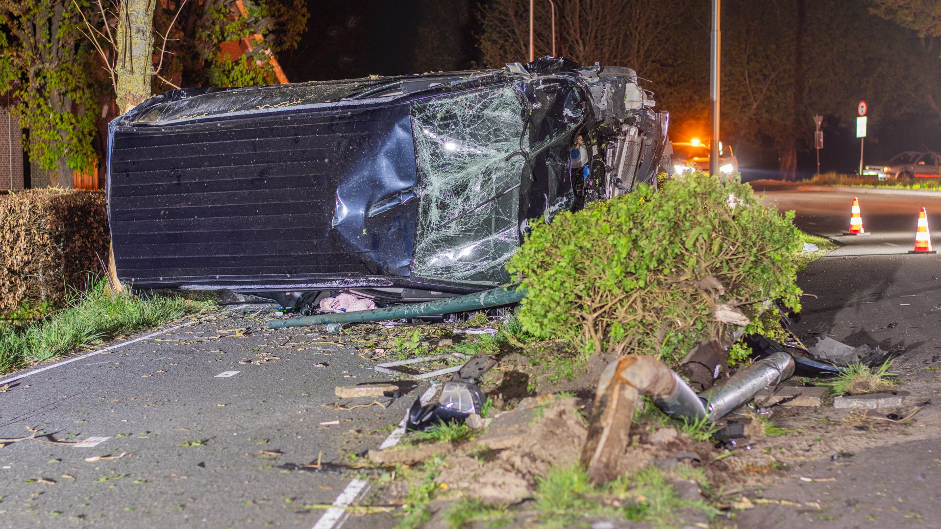Een pop, kinderzitjes en drankjes: mysterie rond verlaten bus die ravage achterliet