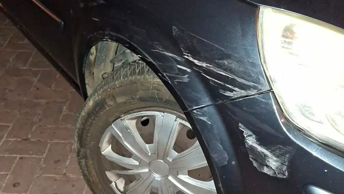 Omstanders halen dronken bestuurder uit auto na aanrijding geparkeerde auto's