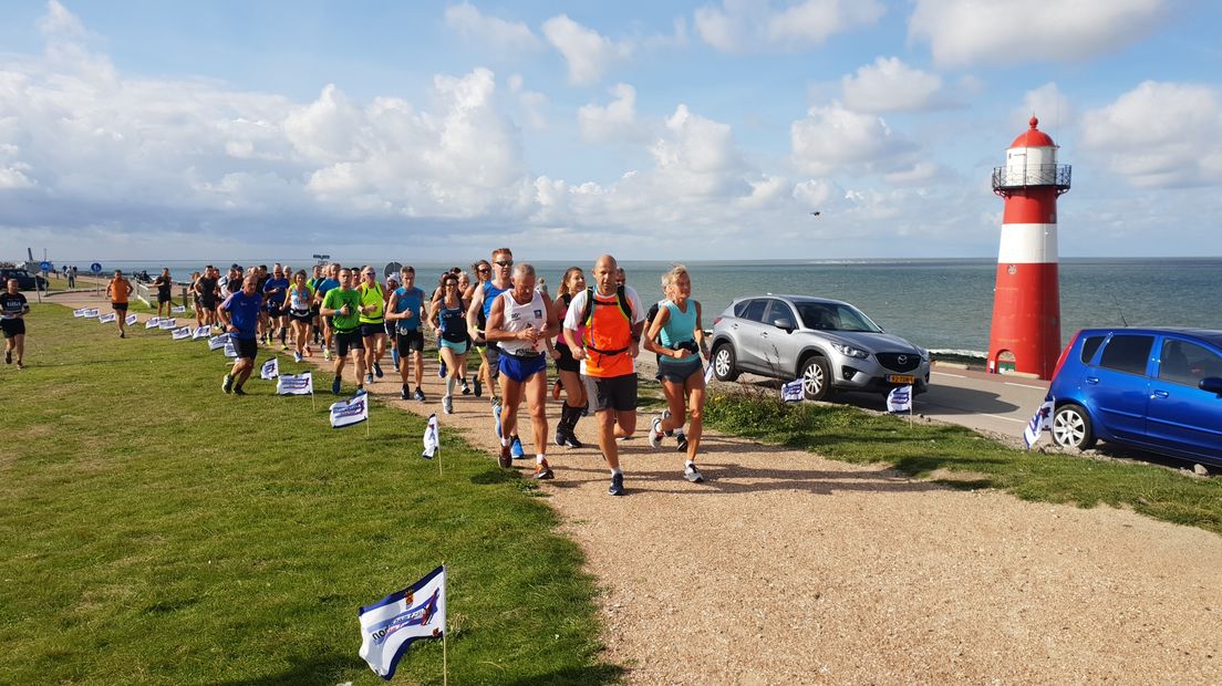 Lopers onderweg van Westkapelle naar Domburg