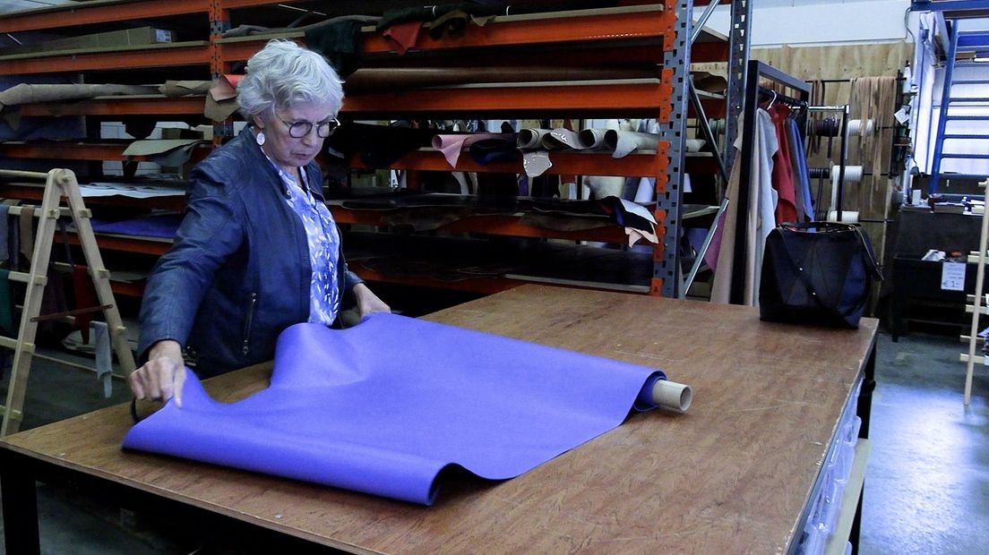 Corien zoekt een vel leer uit