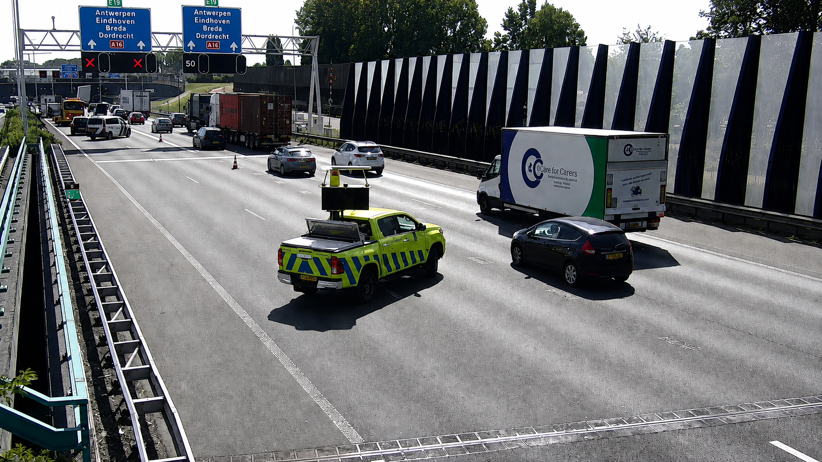 Het verkeer kan alleen door de rechter tunnelbuis.