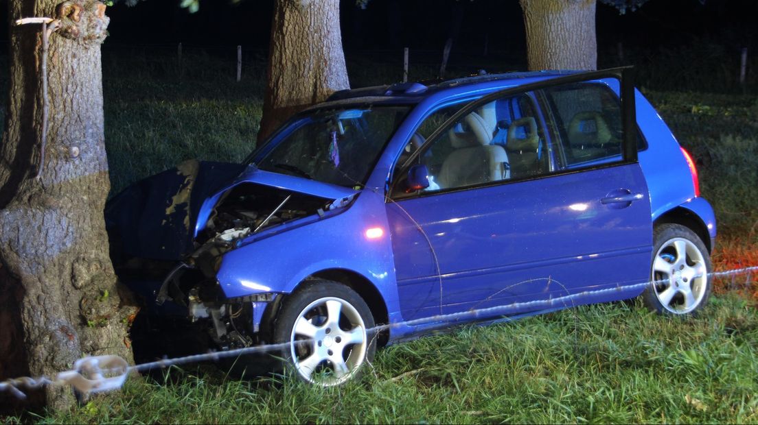 Auto klapt tegen boom
