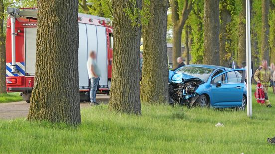 Automobilist gewond bij frontale botsing tegen boom bij Dalen. Automobilist gewond bij frontale botsing tegen boom bij Dalen.