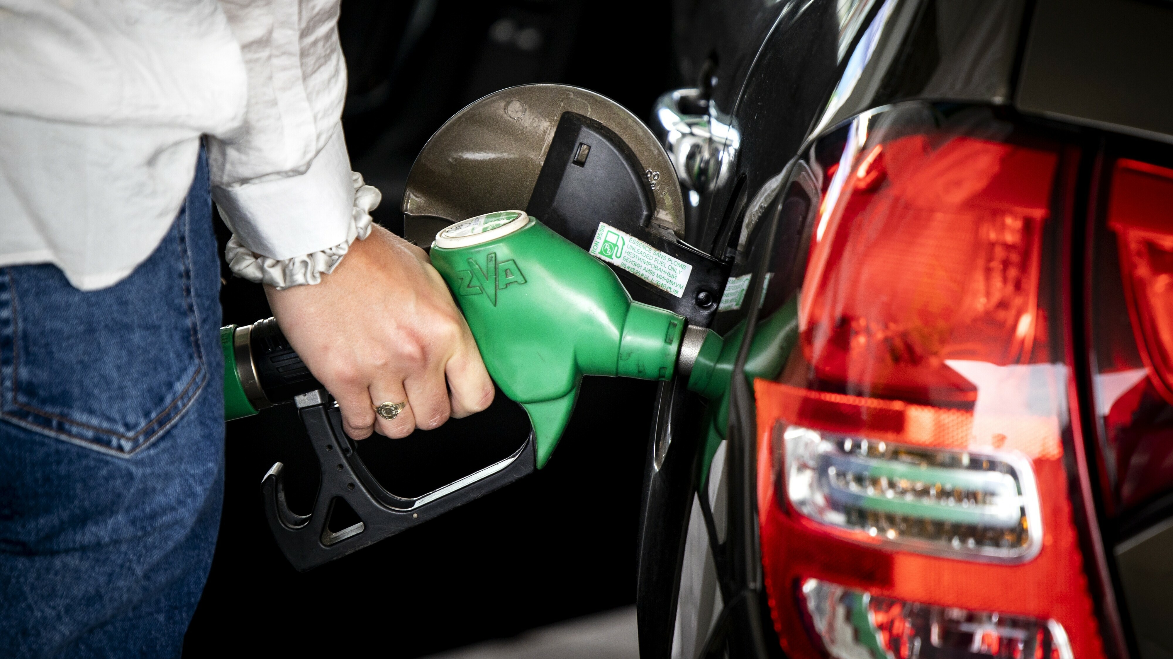 Brandstofprijzen vliegen omhoog in Drenthe: 'Paniek aan de pomp'
