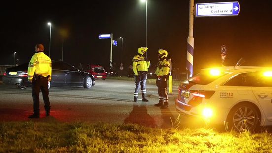 Grote menigte, lawaai en veel auto's bij stadion Emmen