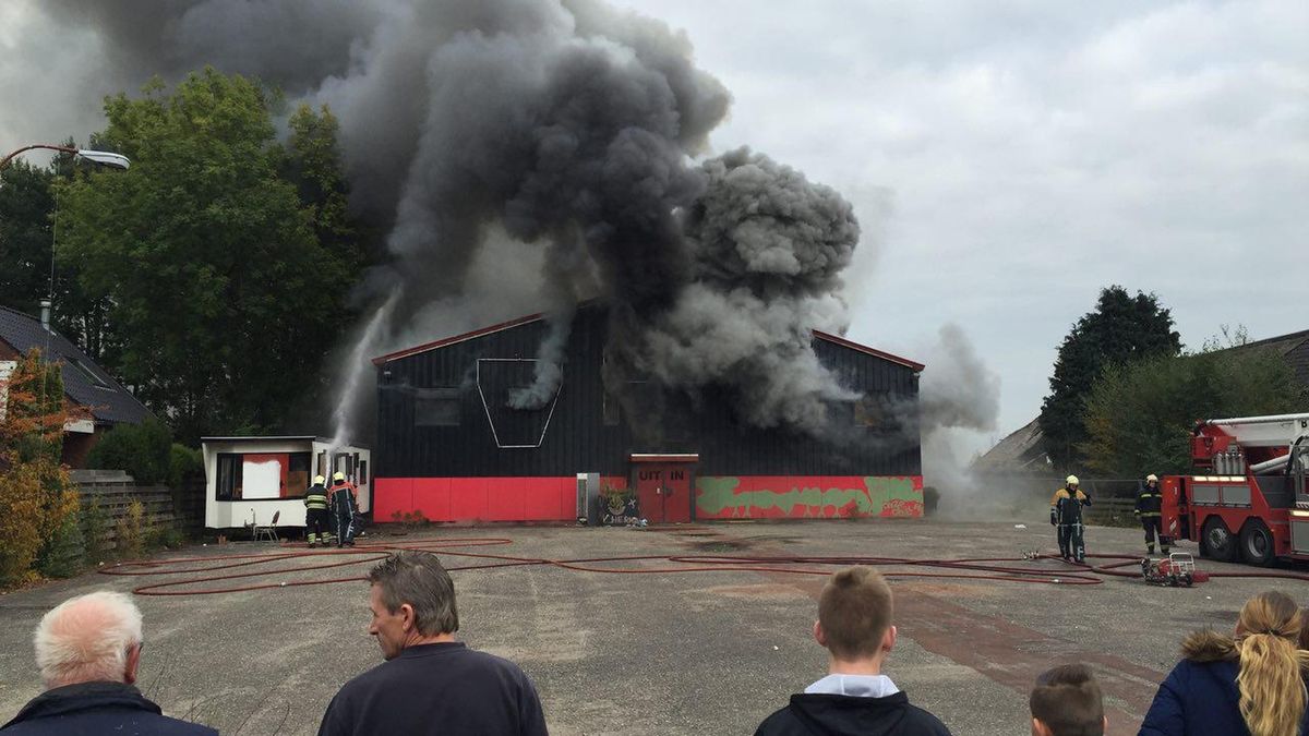 Grote brand in voormalige discotheek Harkstede