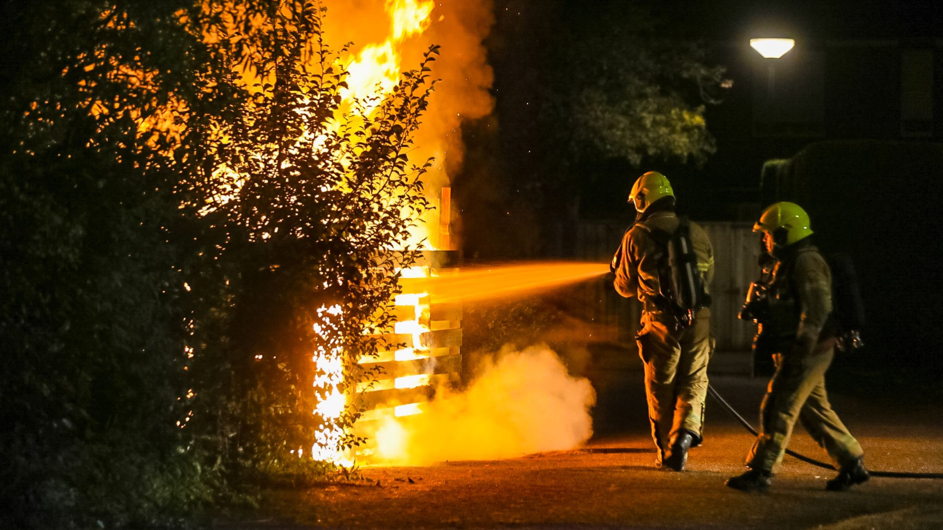 Brandstichting in voortuin, bewoner wordt wakker van knal