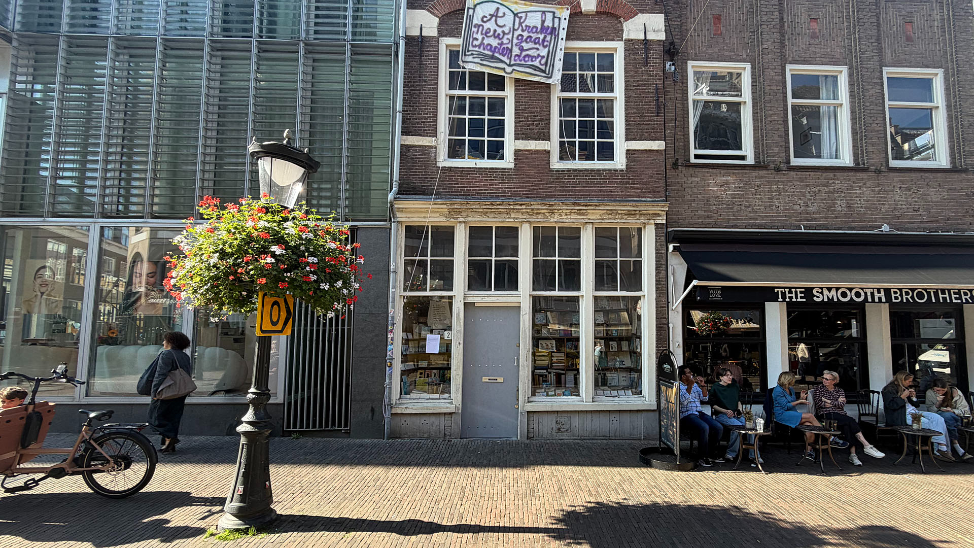 Na 26 jaar staat deur van iconische boekwinkel weer open: krakers nemen intrek in winkelpand