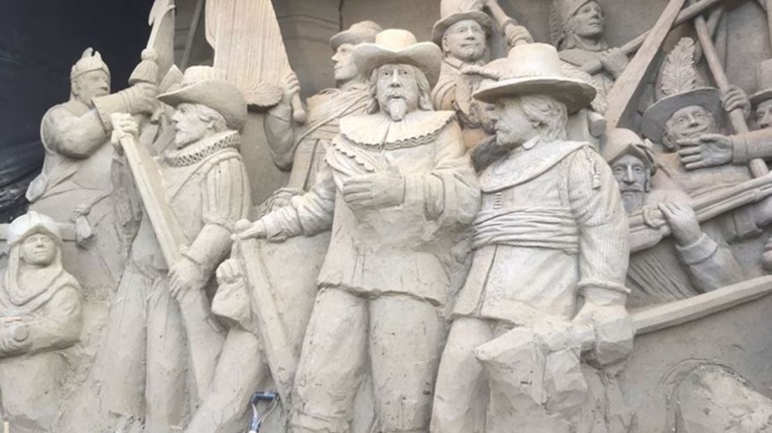 De Nachtwacht van 't Veluws Zandsculpturenfestijn staat nog op precies dezelfde plek als een maand geleden. Eigenaar Adri van Ee heeft een conflict met de gemeente over het kunstwerk en weigert de sculptuur weg te halen.