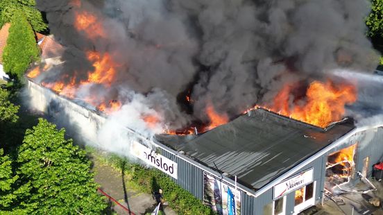 De vlammen sloegen uit het dak bij de brand in Emmen