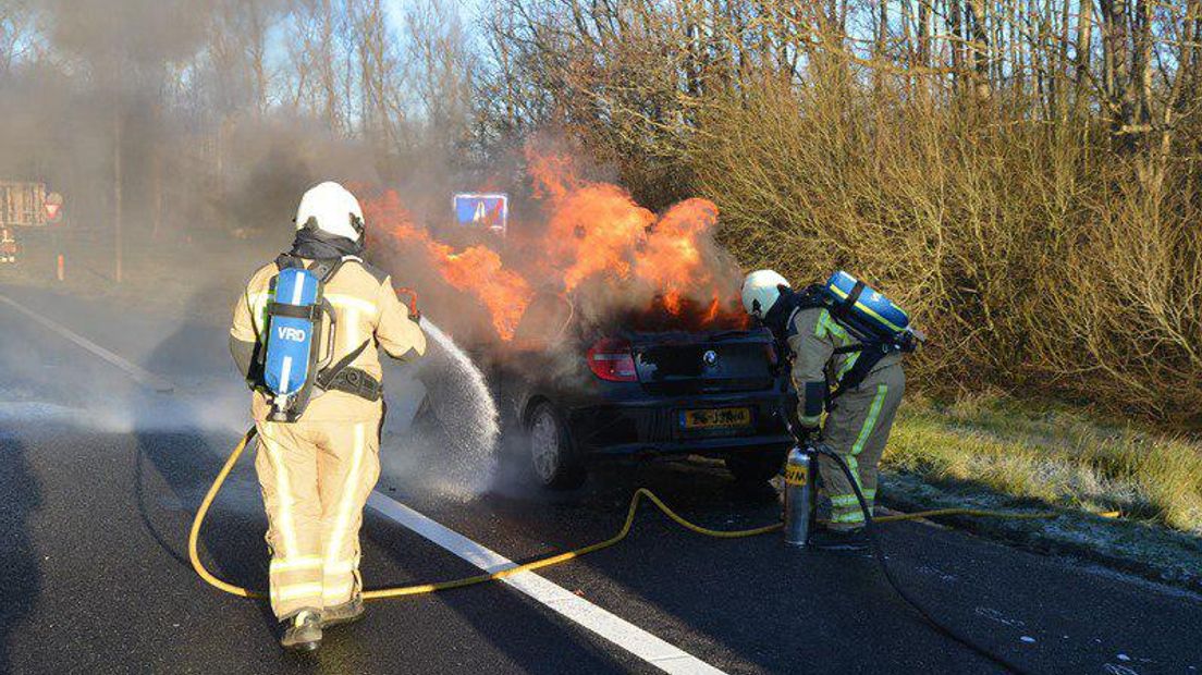 De brandweer kon niet voorkomen dat de auto compleet uitbrandde (Rechten: Van Oost Media)