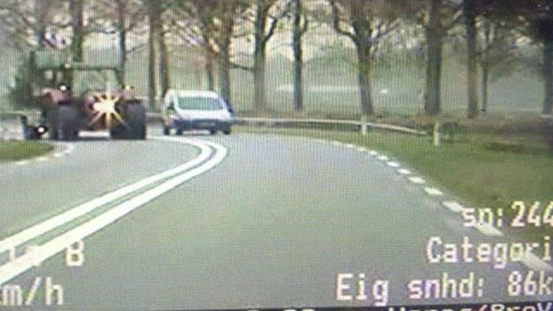 Videoauto politie betrapt man uit Enschede op verboden inhalen