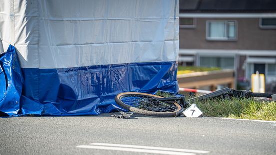 Man op fiets overleden na zware botsing. Man op fiets overleden na zware botsing.