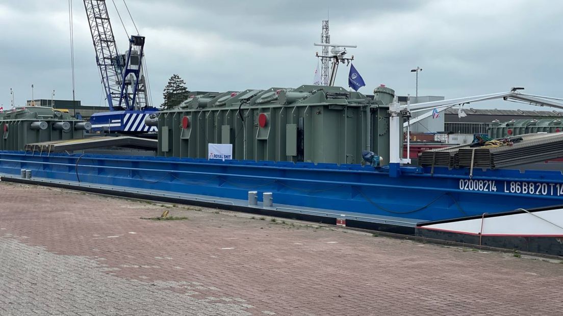 De transformatoren op een schip in Veendam