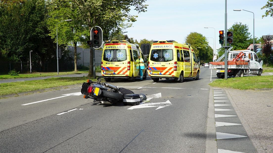 Motorrijder ernstig gewond na botsing busje Deventer