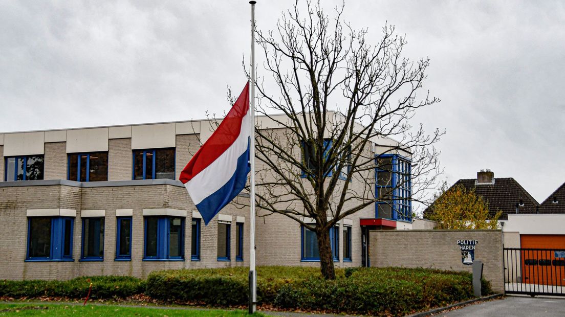 De vlag halfstok bij het politiebureau in Haren
