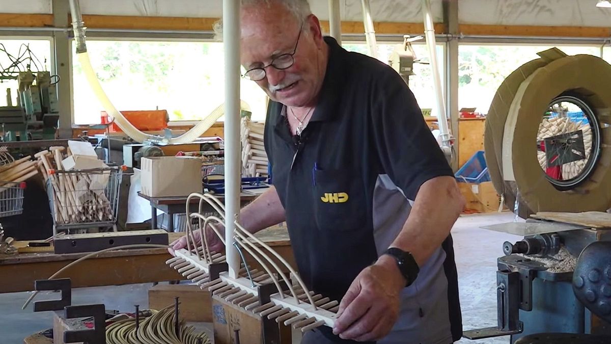 Drogeham maakt weer 'riuwen', want er was behoefte aan de oude hooiharken