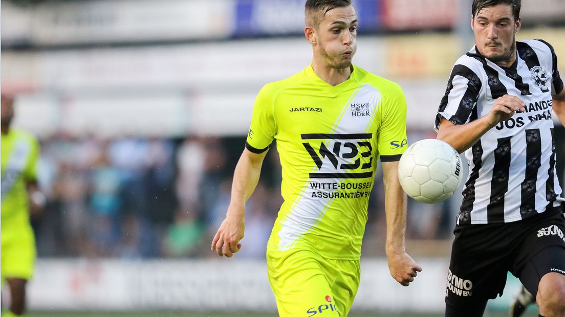 Ruben de Jager (links) in actie in het bekerduel van Hoek tegen Gemert