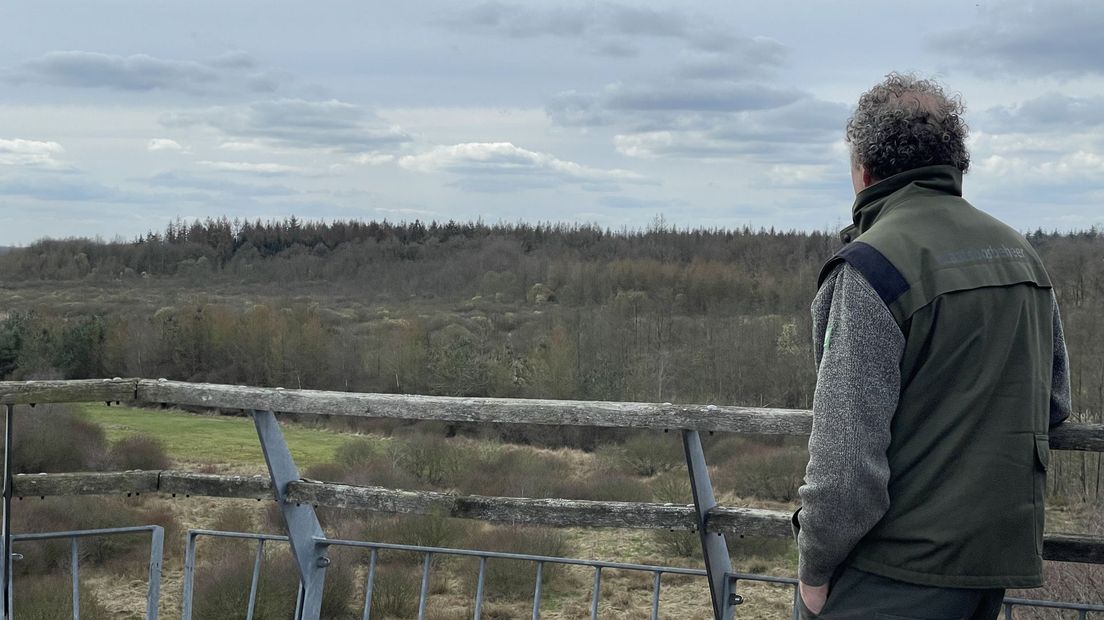 Boswachter Evert Thomas op de uitkijktoren