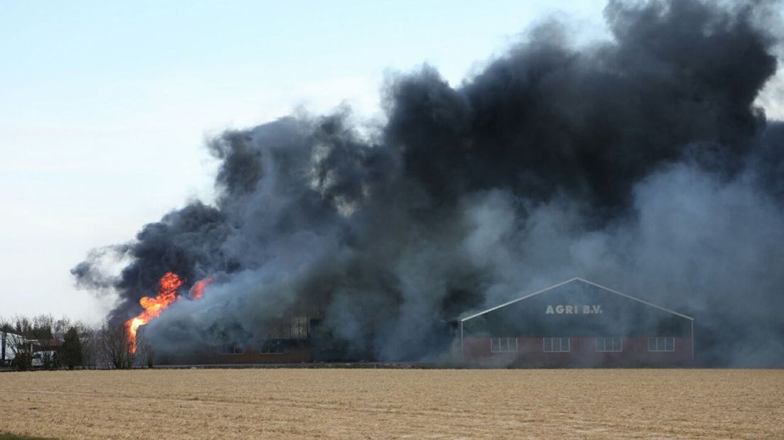 De brand woedt bij een transportbedrijf in Vlagtwedde