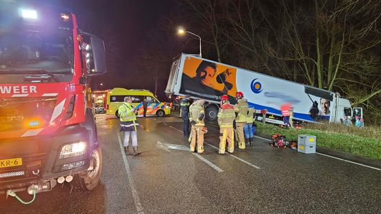 Vrachtwagenchauffeur bekneld na ongeluk bij Meppel.