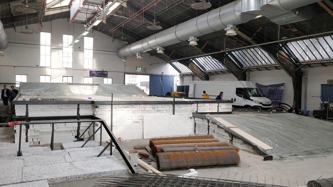 De bouw van de skatebaan is in volle gang 