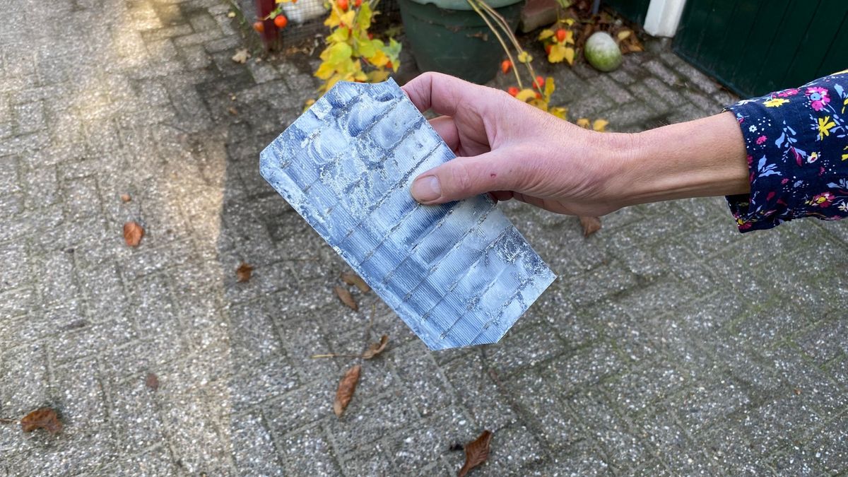 Glassplinters zonnepanelen van afgebrande kippenschuur Assen liggen in de wijde omtrek