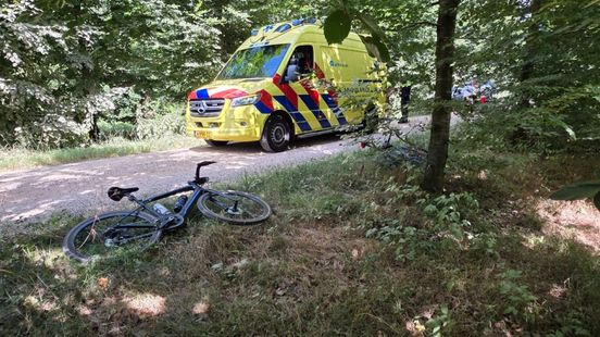Beginnende mountainbiker komt ten val