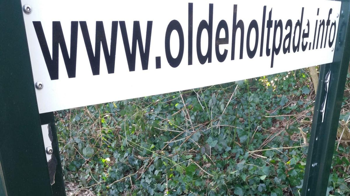 Borden bij ijsbaan Oldeholtpade vernield