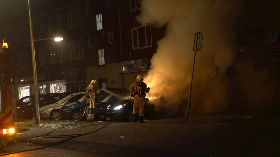Auto brandt uit in Deventer