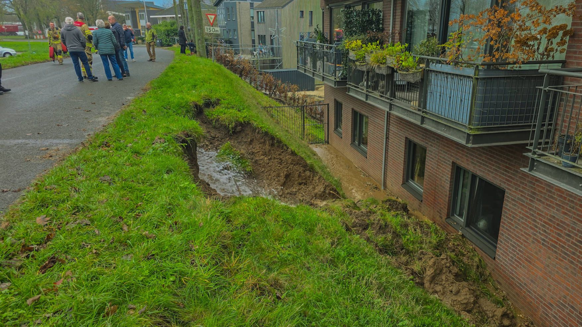 Waterleidingbreuk slaat gat in oude dijk Huissen