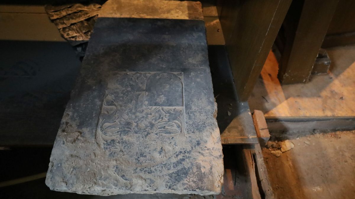Grafsteen van jong kind gevonden bij renovatie kerk in Rinsumageast