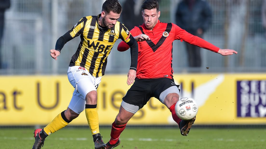 Thomas van den Houten in actie voor AFC tegen Rijnsburgse Boys