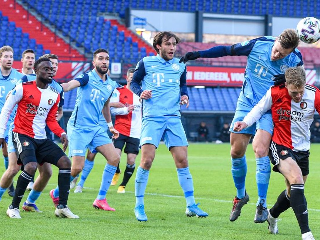 Nicolai Jørgensen verliest een kopduel tijdens Feyenoord - FC Utrecht. (VK Sportphoto - Yannick Verhoeven)