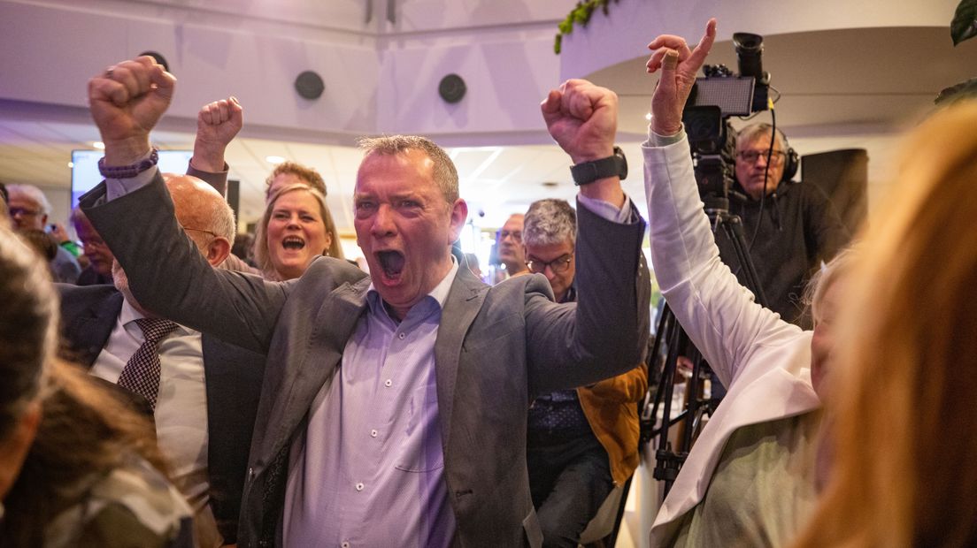 Lijsttrekker Tino Schouten van VoorBaarn ziet dat zijn partij de grootste van Baarn is geworden.