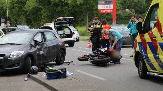 Motorrijder gewond na botsing met auto op de Utrechtseweg in Renswoude. Motorrijder gewond na botsing met auto op de Utrechtseweg in Renswoude.