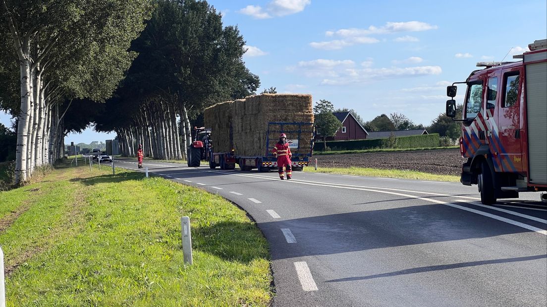 Brandweer komt af op rokende hooibalen