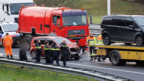 Twee gewonden en lange file na ongeluk op A15. Twee gewonden en lange file na ongeluk op A15.