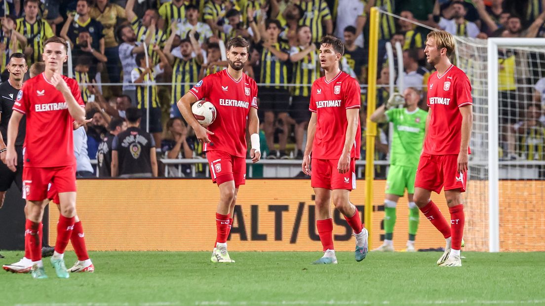 FC Twente ging door een vroege rode kaart met 5-1 onderuit bij Fenerbahce
